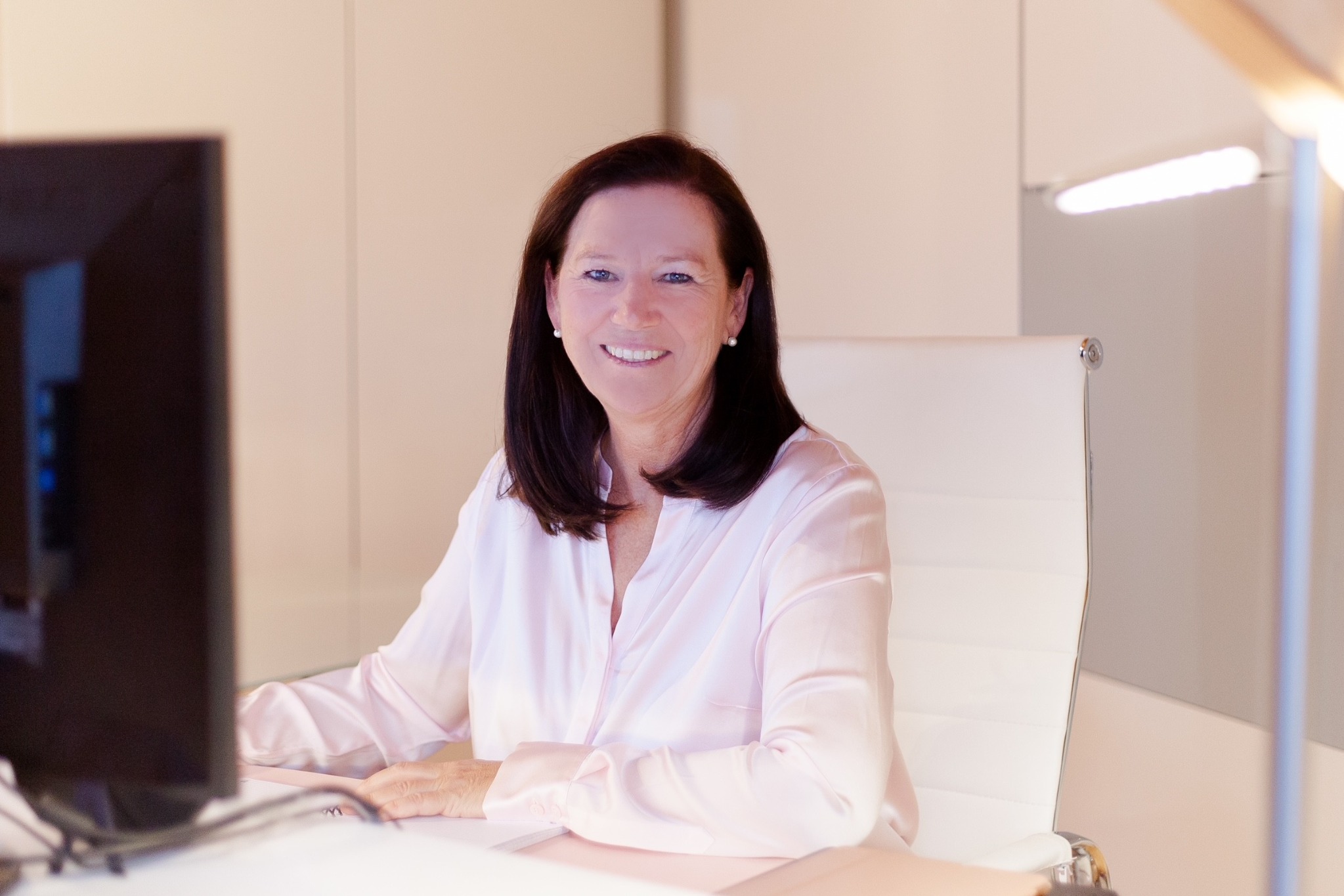 Petra Lindner bei der konzentrierten Projektarbeit